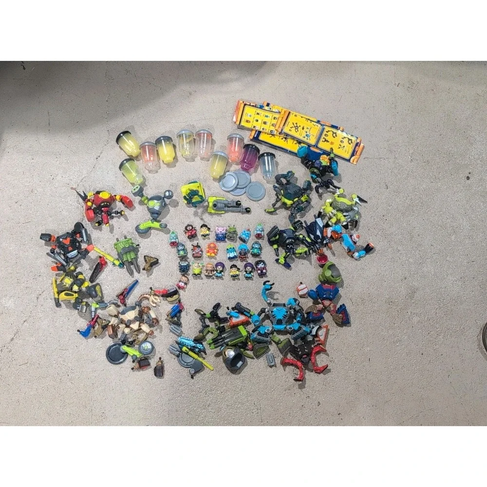 Ready 2 Robot Extra Large Mix Lot People Toy Machine Robots Exchangeable Parts
